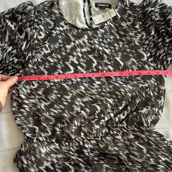 Express NWT Black and White Peplum Long Sleeved Blouse - Picture 11 of 13